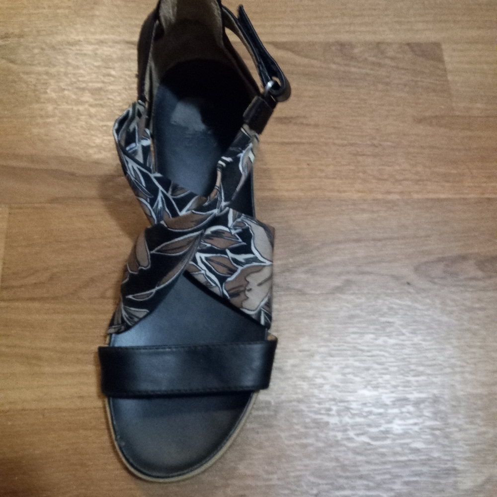 NATURALIZER Ivette 9M Cross Strap Cork Wedge Sandals Black Beige Fabric